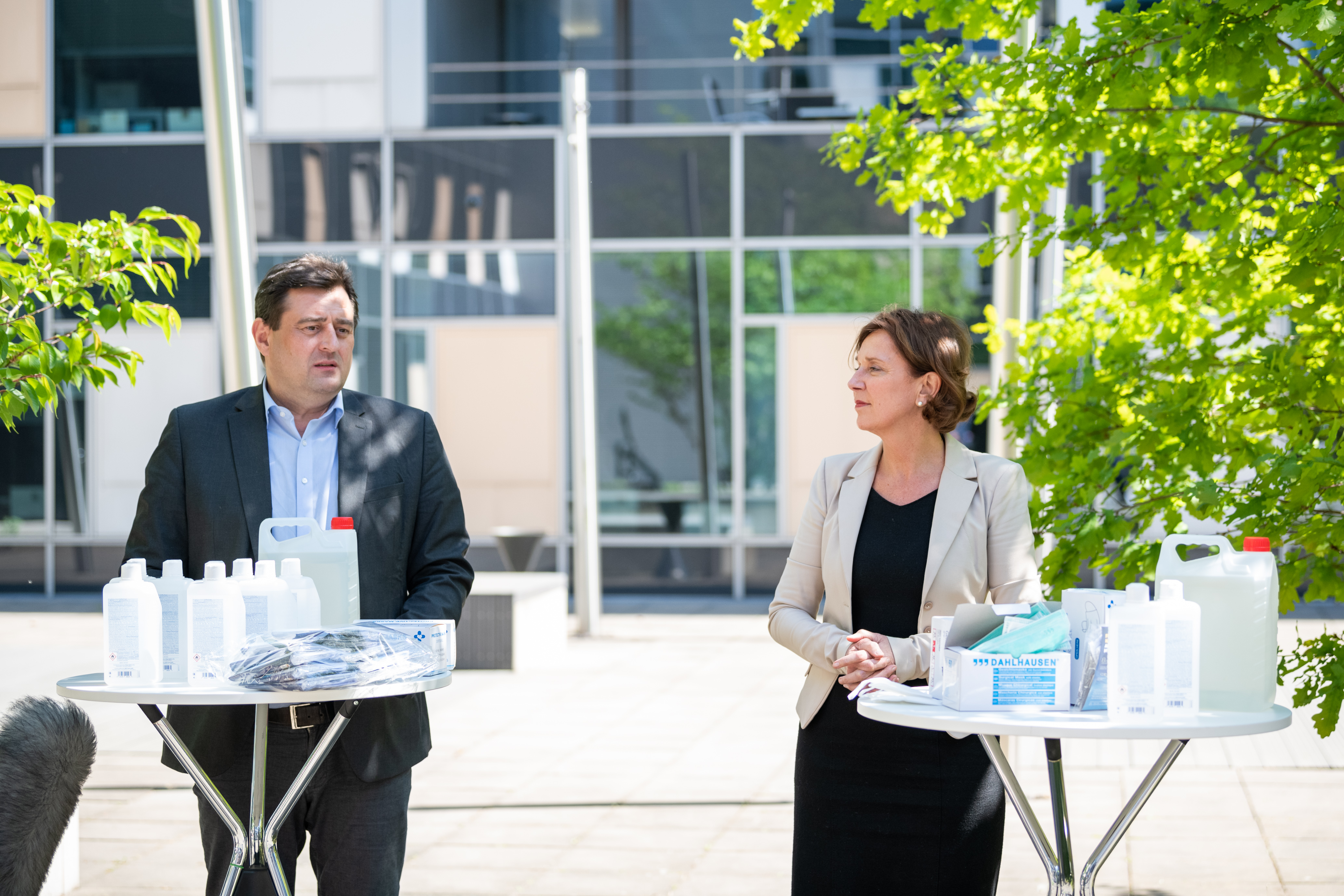 Staatssekretär Mathias Richter und Schul- und Bildungsministerin Yvonne Gebauer