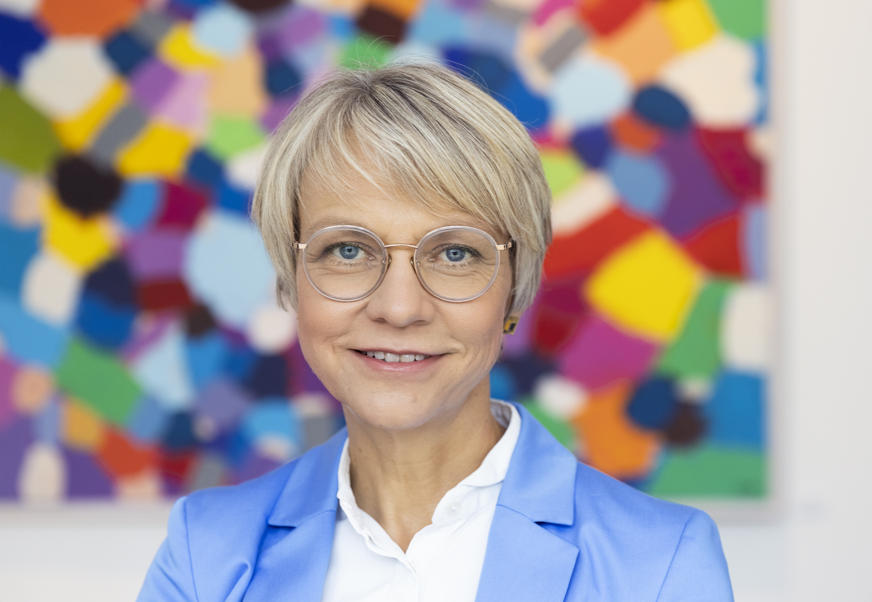 Portraitfoto von Dorothee Feller, Ministerin für Schule und Bildung des Landes Nordrhein-Westfalen