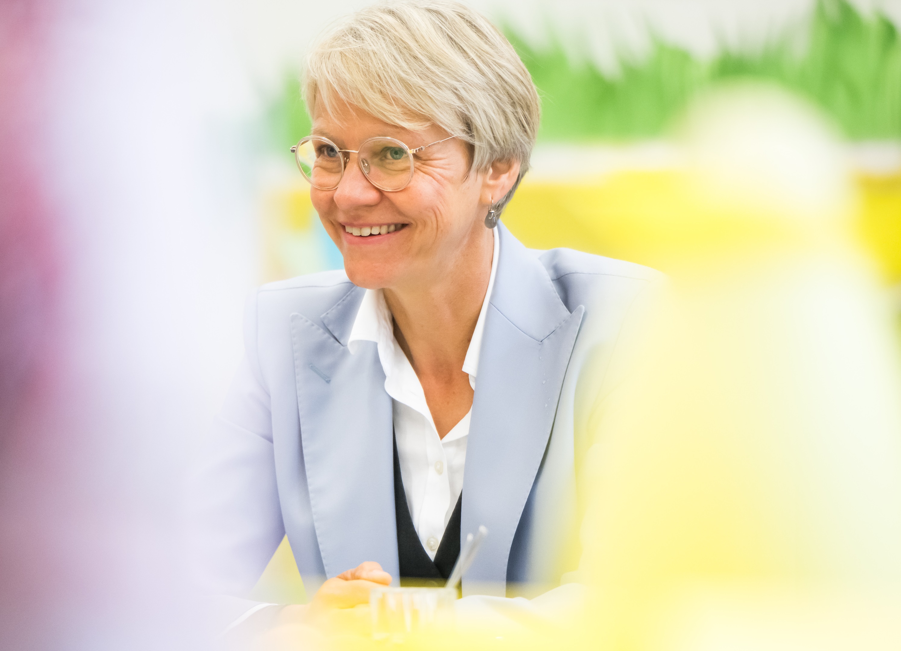 Portrait von Schul- und Bildungsministerin Dorothee Feller