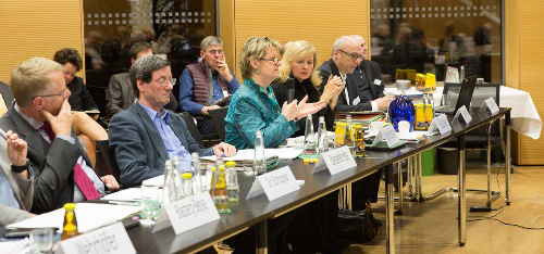 Frau Ministerin Löhrmann begrüßt die Teilnehmerinnen und Teilnehmer der Bildungskonferenz des Landes Nordrhein-Westfalen. (© Eva-Maria Franze)