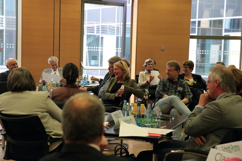 Zum vierten Mal treffen sich im Rahmen der Bildungskonferenz des Landes Nordrhein-Westfalen „Zusammen Schule machen für Nordrhein-Westfalen“ am 30. Oktober 2015 Vertreterinnen und Vertreter aus über 50 Verbänden, Institutionen und der im Landtag vertretenen Parteien. (© Eva Maria Franze)