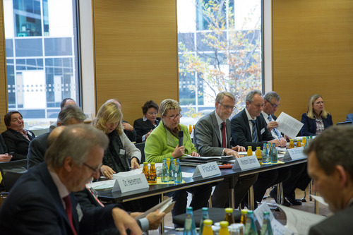 Zum dritten Mal treffen sich die Teilnehmerinnen und Teilnehmer der Bildungskonferenz des Landes Nordrhein-Westfalen „Zusammen Schule machen für Nordrhein-Westfalen“ - Vertreterinnen und Vertreter aus über 50 Verbänden, Institutionen und im Landtag vertretenen Parteien. (© Eva-Maria Franze)