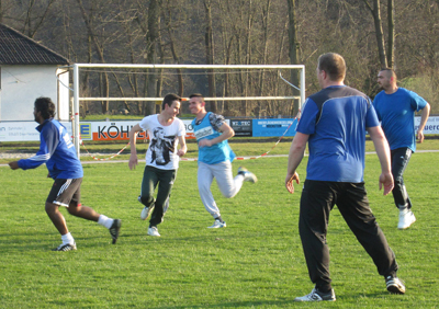 Mit den neuen Nachbarn auf dem Fußballplatz des TuS Niederense trainieren. (© Daniel Keil)