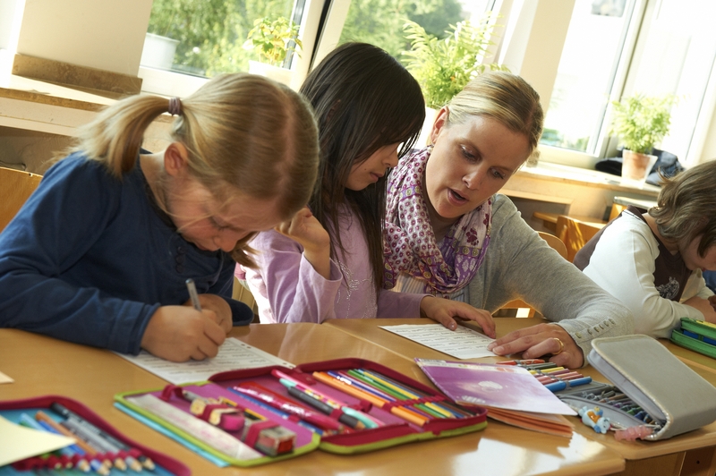 Grundschulkinder an der Brüder-Grimm-Schule in Meerbusch (© Mirja Nicolussi) Schulkinder mit Lehrerin