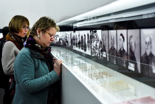Ministerin Löhrmann im Museum des Auschwitz Jewish Center (© Sepp Spiegl) Ministerin Löhrmann im Museum des Auschwitz Jewish Center (© Sepp Spiegl)