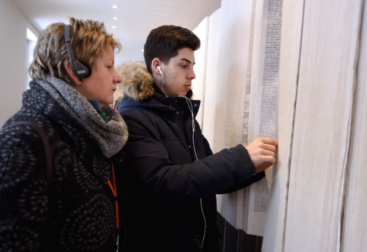 Die Namen der Opfer: Ministerin Löhrmann mit einem Schüler in der Yad Vashem-Ausstellung (© Sepp Spiegl) Die Namen der Opfer: Ministerin Löhrmann mit einem Schüler in der Yad Vashem-Ausstellung (© Sepp Spiegl)