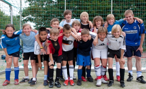 Fußballmannschaft mit Herrn Rau (© Eva-Maria Franze) Fußballmannschaft mit Herrn Rau (© Eva-Maria Franze)