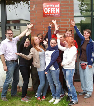 Eine Schülervertretung hatte an einem Solidaritätstag beispielsweise ein weithin sichtbares selbst erstelltes Transparent an der Schule aufgehängt.