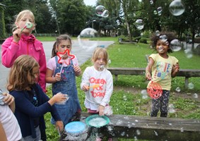 So machen Ferien Spaß: Jana, Sophie, Ela, Julia und Rieke (v.l.) machen aus Spülmittel Seifenblasen (© Nina Golombek / MSB NRW) Jana, Sophie, Ela, Julia und Rieke (v.l.) machen aus Spülmittel Seifenblasen (© Nina Golombek / MSB NRW)