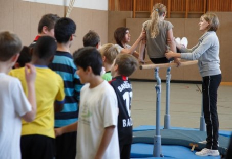 Neues wagen und ausprobieren: Sportunterricht an der Käthe Kollwitz Gesamtschule in Leverkusen. (© Alex Büttner)