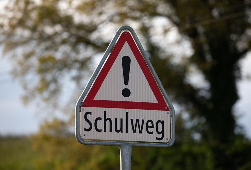 Mit Helm fährt es sich sicherer zur Schule. (© Alex Büttner) Mit Helm fährt es sich sicherer zur Schule. (© Alex Büttner)