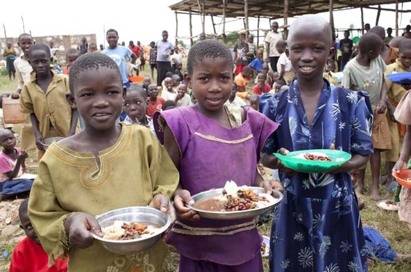 Mit vollem Magen lernt es sich besser: Schüler bei einer Essensausgabe in Burundi. (© Welthungerhilfe/Desmarowitz)