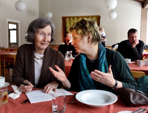 Ministerin Löhrmann trifft Zeitzeugin Zofia Posmysz wieder. (© Sepp Spiegl) Ministerin Löhrmann trifft Zeitzeugin Zofia Posmysz wieder. (© Sepp Spiegl)
