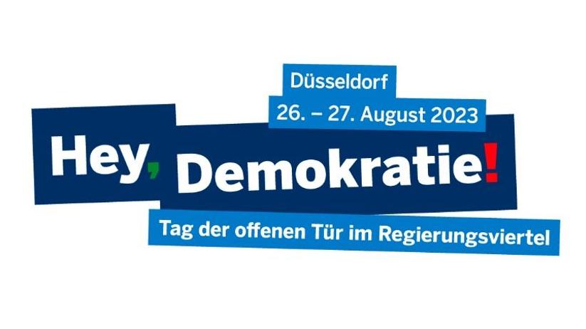 Schriftzug "Hey, Demokratie! Düsseldorf, 26. - 27. August - Tag der offenen Tür im Regierungsviertel