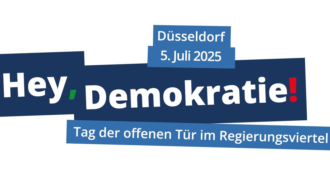 Schriftzug "Hey, Demokratie! Düsseldorf, 26. - 27. August - Tag der offenen Tür im Regierungsviertel