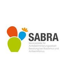 Der Schriftzug SABRA Servicestelle für Antidiskriminierungsarbeit Beratung bei Rassismus und Antisemitismus neben bunten Farbflächen, die zu einer stilisierten Kaktusform arrangiert sind