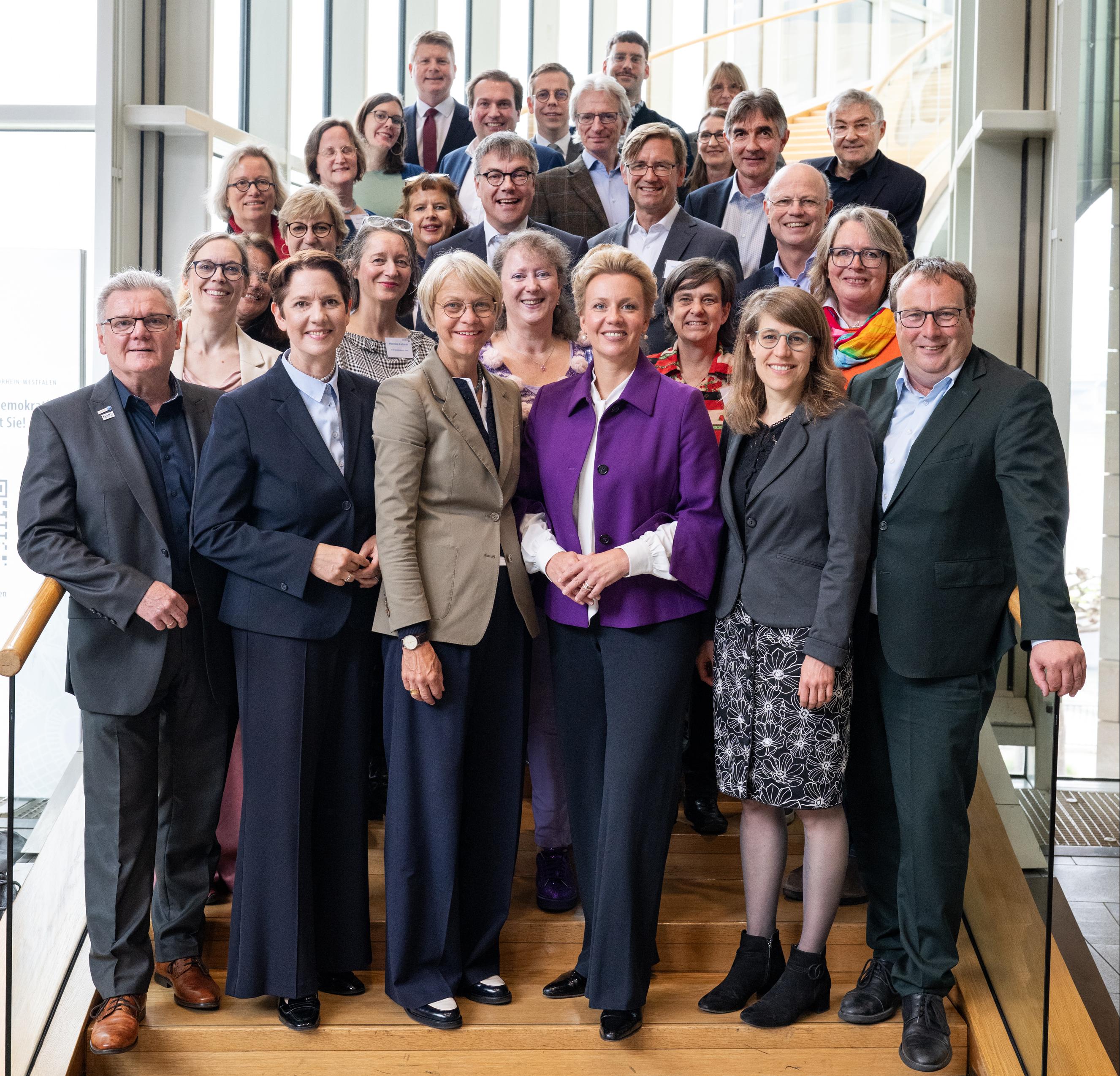 Schulministerin Dorothee Feller, Kinder- und Jugendministerin Verena Schäffer, Kultur- und Wissenschaftsministerin Ina Brandes, Umweltminister Oliver Krischer, Landwirtschafts- und Verbraucherschutzministerin Silke Gorißen sowie die für den Sport und das Ehrenamt zuständige Staatssekretärin Andrea Milz am Dienstag, 5. Mai 2026, im nordrhein-westfälischen Landtag mit zivilgesellschaftlichen Partnern im Landtag NRW