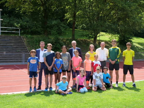 Gruppenfoto des Staatssekretärs Dr. Mauer mit Kindern und Trainern des  TLV Germania Essen-Überruhr