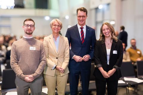Ministerpräsident Hendrik Wüst und Ministerin Dorothee Feller mit Referendarinnen und Referendaren bei der Vereidigungsfeier in Gelsenkirchen Ministerpräsident Hendrik Wüst und Ministerin Dorothee Feller mit Referendarinnen und Referendaren bei der Vereidigungsfeier in Gelsenkirchen