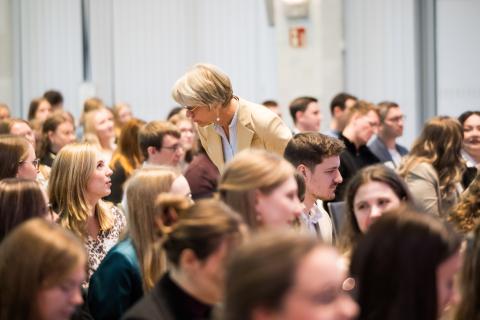 Ministerin Dorothee Feller mit Referendarinnen und Referendaren bei der Vereidigungsfeier in Gelsenkirchen Ministerin Dorothee Feller mit Referendarinnen und Referendaren bei der Vereidigungsfeier in Gelsenkirchen