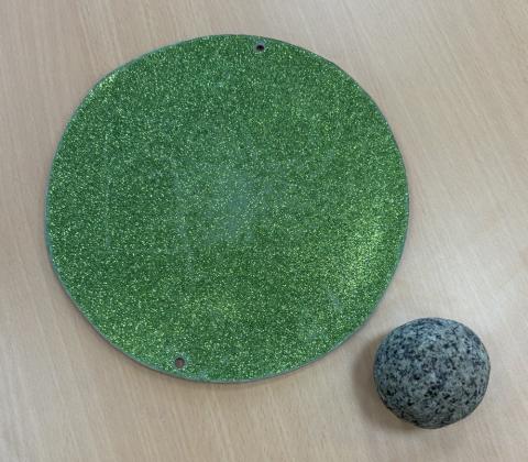 Stein und Glitzerscheibe