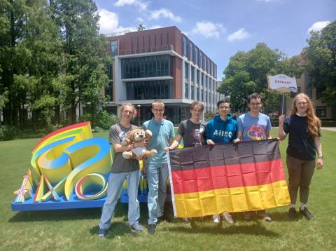 Johannes Jacob, Ben Fischer, Benedict Sittig, David Kurniady, Clemens Böke und Grigorii Kukanov mit Deutschlandflagge auf dem Campus der Internationalen Mathe-Olympiade in Shanghai