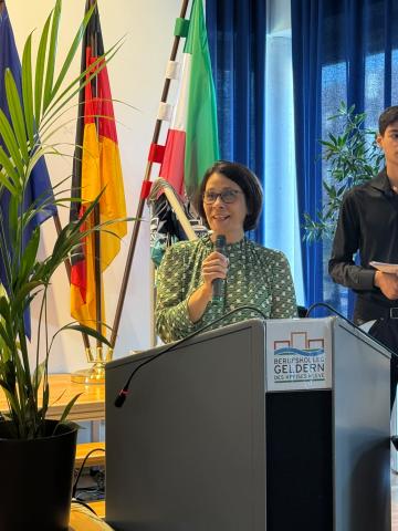 Abteilungsleiterin 3 hält Rede in Schule