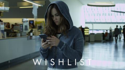 Eine junge Jugendliche hält ein Smartphone in den Händen und schaut auf den Bildschirm. Eingeblendet über dem Bildmotiv ist der Schriftzug "Wishlist".