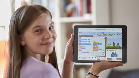 WDR Bildungsangebot Mädchen zeigt ein Tablet, auf dem das Bildungsangebot des WDR sichtbar ist.