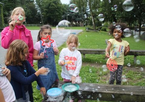 Kinder spielen mit Seifenblasen im Rahmen des Offenen Ganztags an der Schmachtenbergschule in Essen.