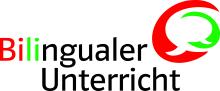 Logo mit dem Schriftzug "Bilingualer Unterricht" und der grafischen Darstellung dreier übereinanderliegender Sprechblasen.