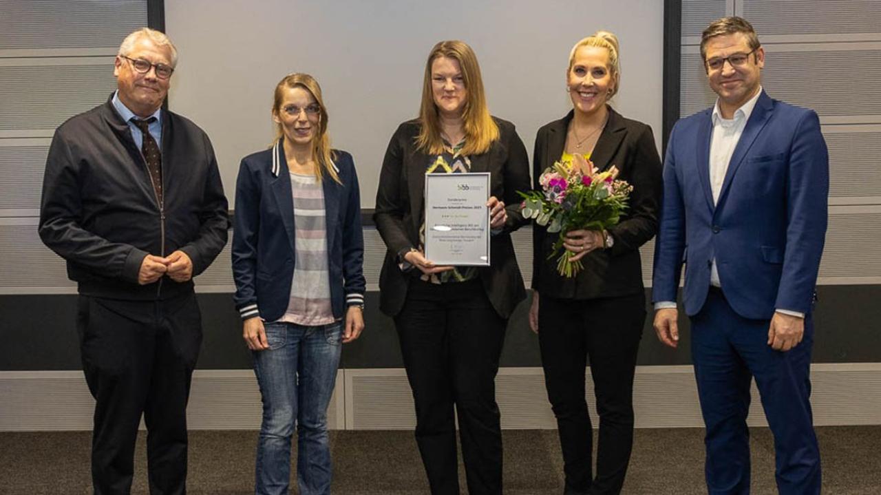Vertreterinnen und Vertreter des Georg-Kerschensteiner-Berufskollegs nehmen den Hermann-Schmidt-Sonderpreis entgegen