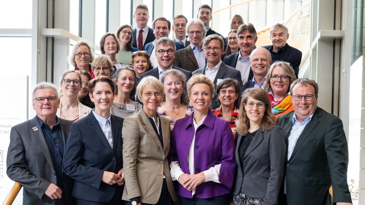Schulministerin Dorothee Feller, Kinder- und Jugendministerin Verena Schäffer, Kultur- und Wissenschaftsministerin Ina Brandes, Umweltminister Oliver Krischer, Landwirtschafts- und Verbraucherschutzministerin Silke Gorißen sowie die für den Sport und das Ehrenamt zuständige Staatssekretärin Andrea Milz am Dienstag, 5. Mai 2026, im nordrhein-westfälischen Landtag mit zivilgesellschaftlichen Partnern im Landtag NRW