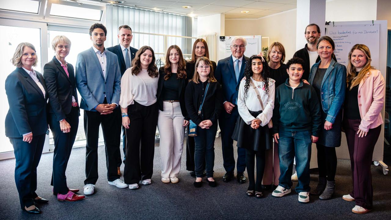 Gruppenbild mit Bundespräsident Frank-Walter Steinmeier und Ministerin Dorothee Feller sowie Schülerinnen und Schüler.