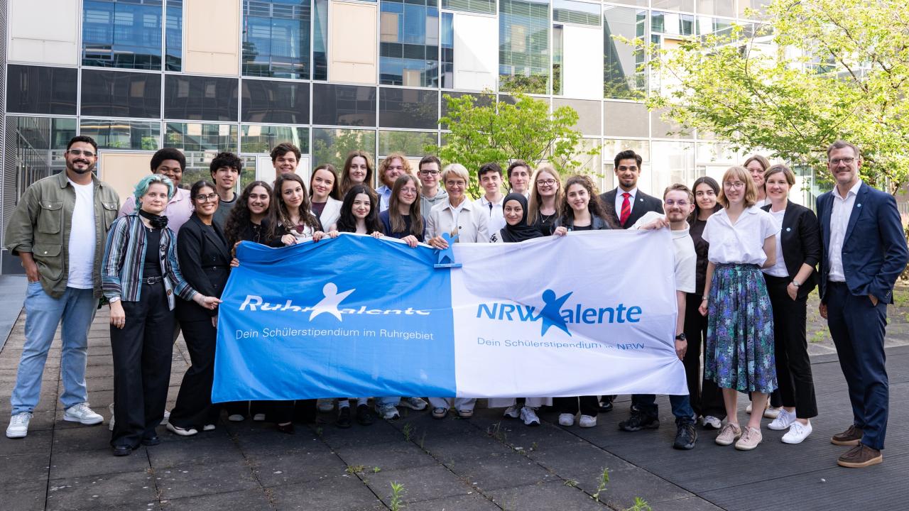 Gruppenbild mit Ministerin Feller und 22 NRWTalenten