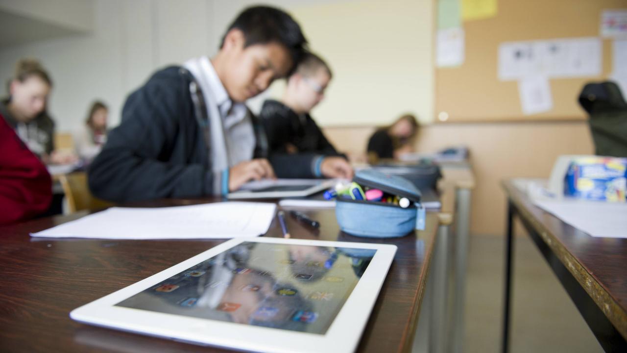 Schüler verwenden iPads im Unterricht