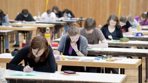 Schülerinnen und Schüler bei einer Prüfung