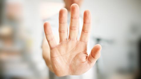 Ein Handfläche zeigt die Stop-Geste.