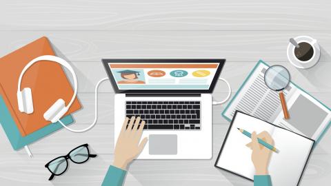 Grafische Darstellung eines Schreibtisch von Oben, darauf liegen diverse Schreibutensilien sowie ein geöffneter Laptop. Hände sind erkennbar, eine liegt auf einer Tatstatur, die andere schreibt in ein Notizheft.