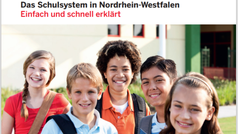 Titelblatt des Flyers "Das Schulsystem in Nordrhein-Westfalen - Einfach und schnell erklärt". Unter dem Titel und der Absenderkennung des Ministerium für Schule und Bildung in NRW ist ein Foto mit einer Gruppe Schülerinnen und Schüler platziert.