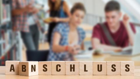 Deckblatt "Kein Abschluss ohne Anschluss. Übergang Schule - Beruf in NRW. Handbuch zu Umsetzung der Standardelemente und Angebote.