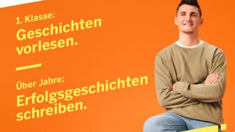 Banner zur Werbekampagne für den Beruf der Lehrkraft: Portrait eines Mannes, darauf Schriftzug: "1. Stunde: Die Kleinen begeistern. 2. Stunde: Großes bewirken - Bruno, Referendar an einer Grundschule - Was ist Deine Lehrkraft? Find's raus: www.lehrkraft-werden.nrw"