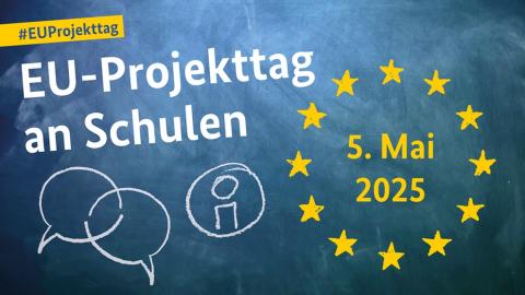Vor dem Hintergrund einer Kreidetafel steht "#EUProjekttag - EU Projekttag an Schulen - 5. Mai 2025" daneben sind mit Kreide Sprechblasen, ein umkreistest "i", sowie ein Kranz gelber Europa-Sterne gezeichnet. 