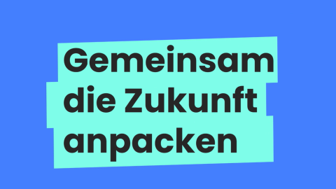 Schriftzug in schwarzer, fetter Schrift auf einem hellblauen, leicht versetzten Hintergrund: 'Gemeinsam die Zukunft anpacken'. Der Hintergrund des Bildes ist blau.