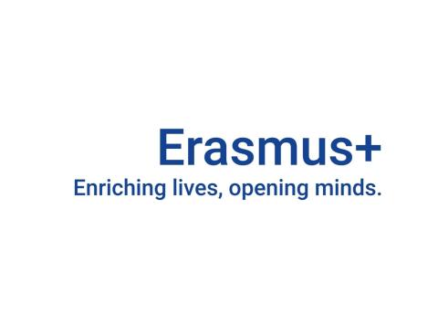 Wortmarke mit dem Text "Erasmus+ Enriching lives, opening minds"