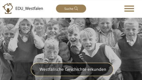 Auf einem erkennbar alten Schwarzweiß-Foto grinsen in die Kamera und schneiden Grimassen.