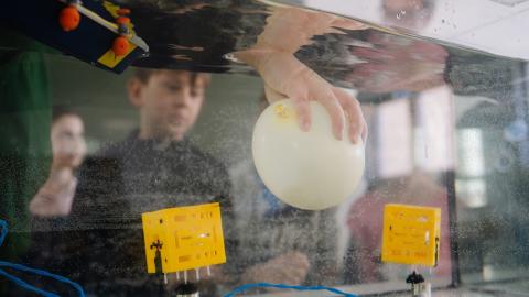 Einige Schüler experimentieren mit Wasser.
