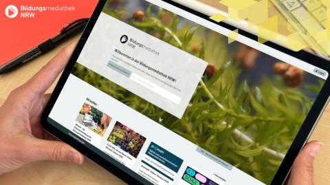 Person hält ein Tablet in der Hand und schaut sich die neue Startseite der Bildungsmediathek NRW an. 