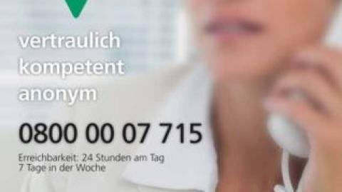 Plakat: Im Hintergrund in Unschärfe Foto einer telefonierende Frau erkennbar, darüber liegt die Schrift; "Sprech:zeit für Lehrkräfte in NRW - vertraulich, kompetent, anonym - 08000007715 - Erreichbarkeit: 24 Stunden am Tag, 7 Tage in der Woche - Zeit für psychosoziale Themen - Sprechen Sie mit den Experten - Im Auftrag des MSB als Erweiterung bestehender Beratungsangebote.