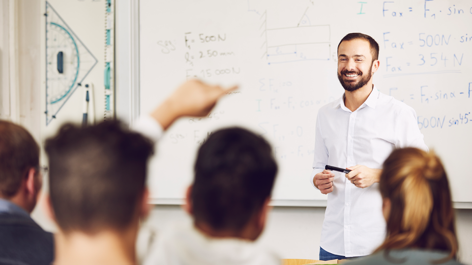 Lehrer steht vor einer Schulklasse der Sek II im Mathematik-Unterricht Lehrer steht vor einer Schulklasse der Sek II im Mathematik-Unterricht